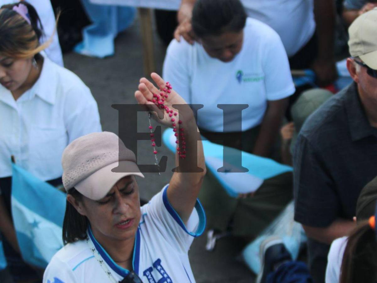 Con oraciones, cánticos y lágrimas finaliza la caminata de las iglesias en Tegucigalpa