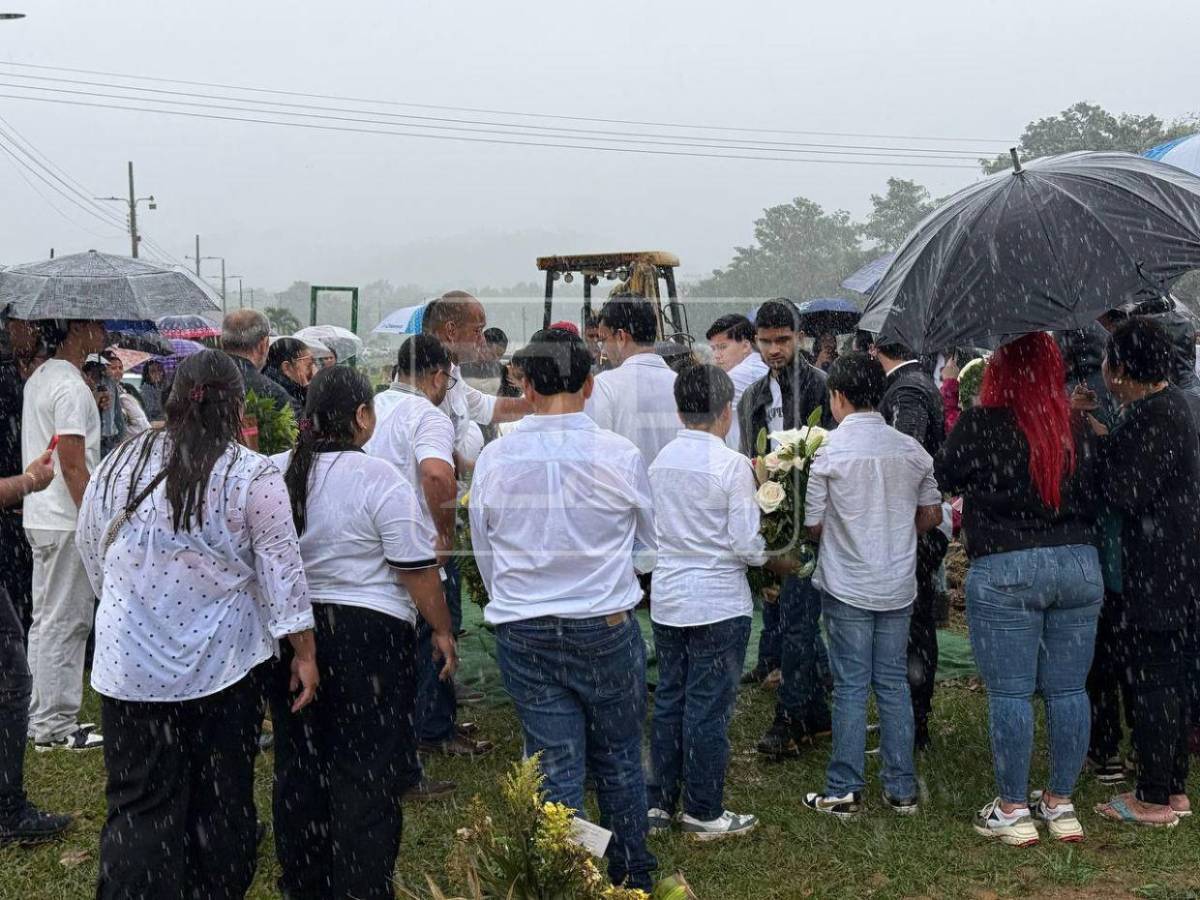 Bajo la lluvia y entre lágrimas despiden a Valeria Alvarado en El Progreso