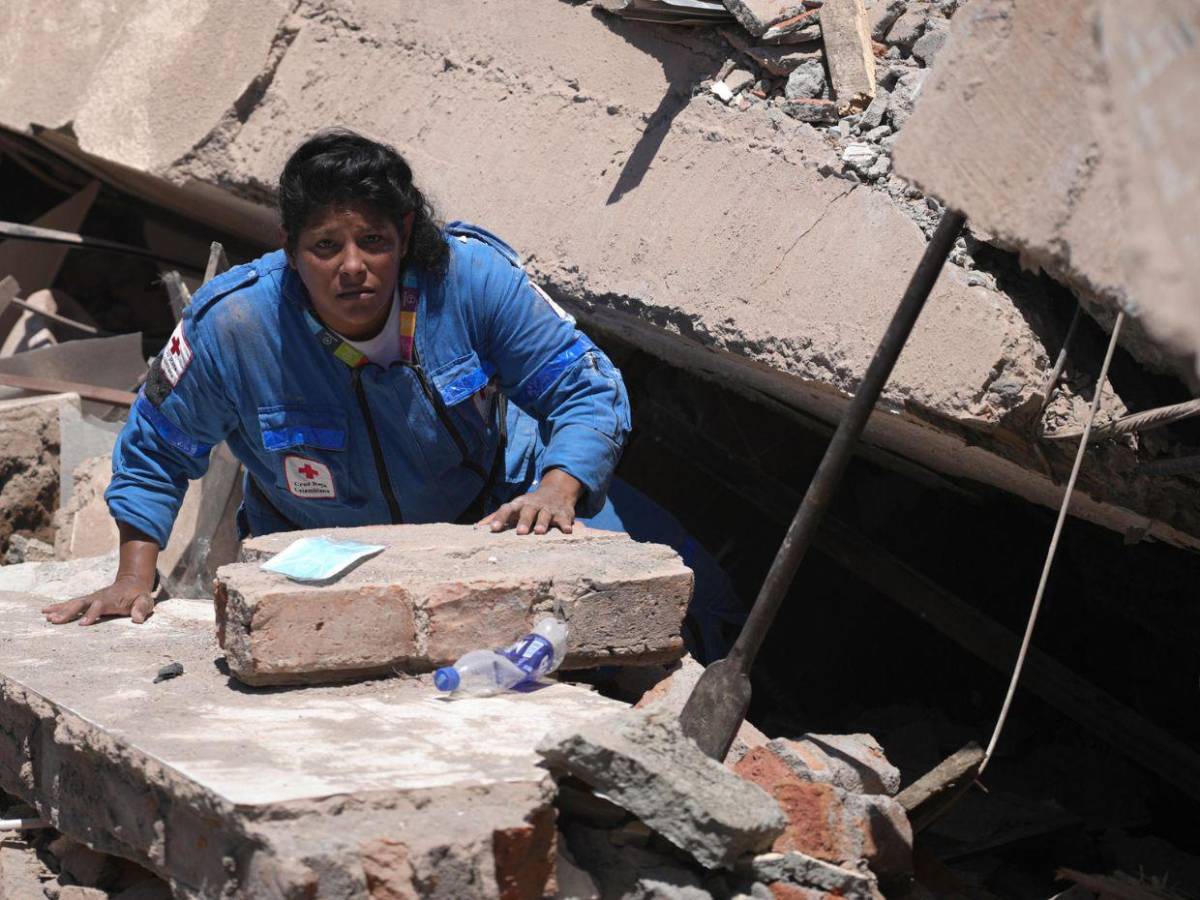 Halló la casa deshecha: Madre busca a su hijo entre escombros tras terremoto que sacudió a Colombia