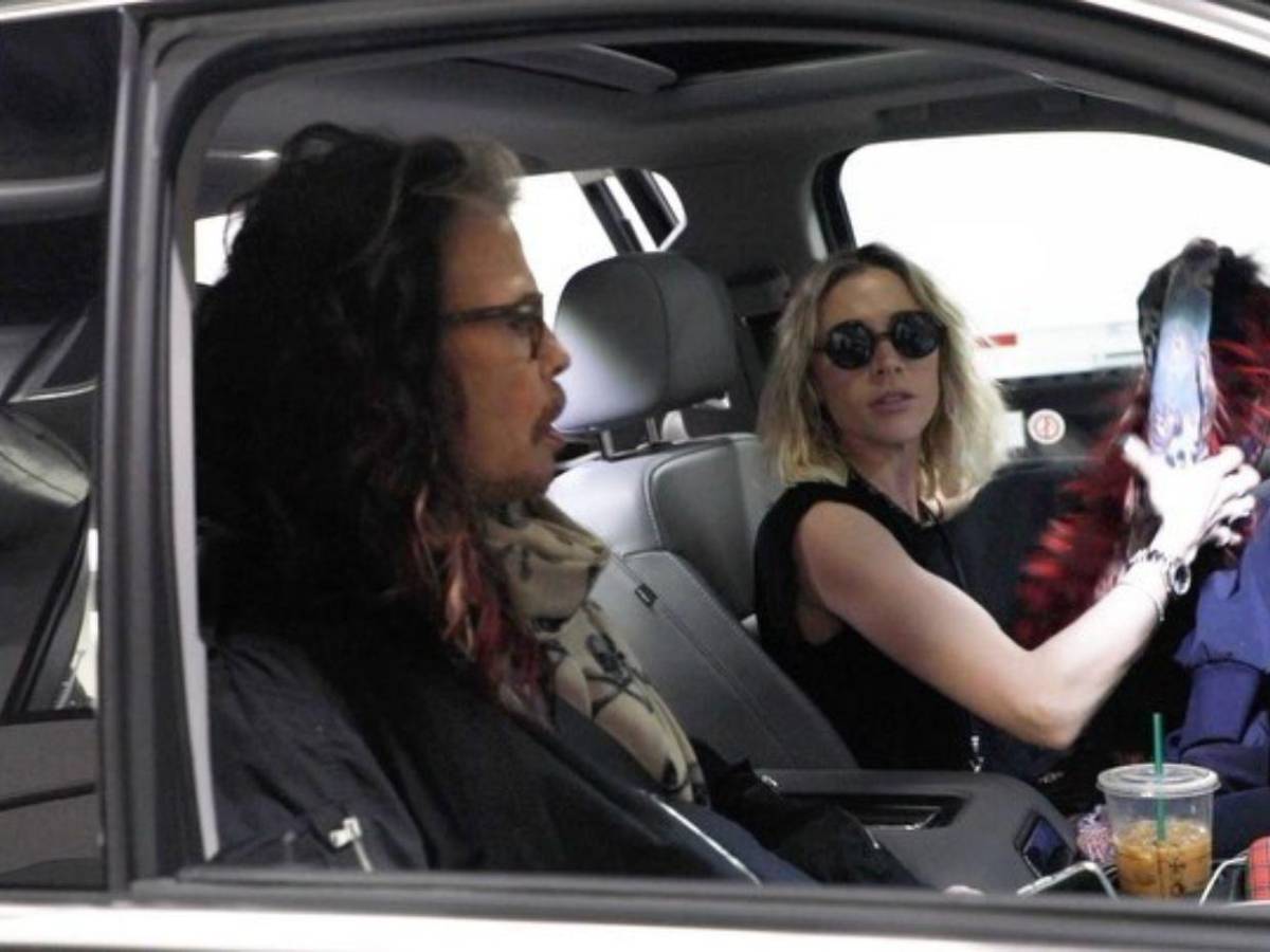 Steven Tyler, cantante de Aerosmith, enfrenta rumores de ruptura con su novia 39 años menor