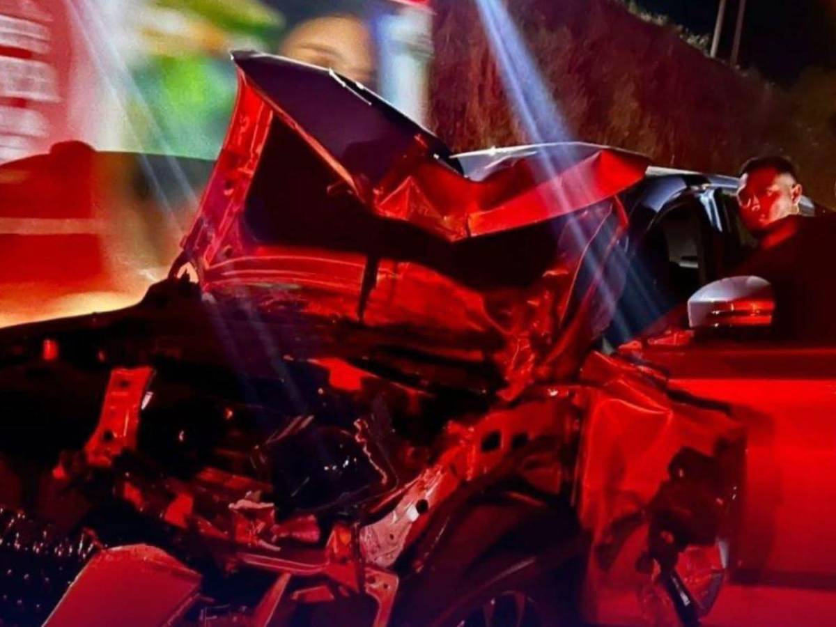 Así quedó el carro del “Droopy” Gómez luego que un vehículo pesado le quitara la vía