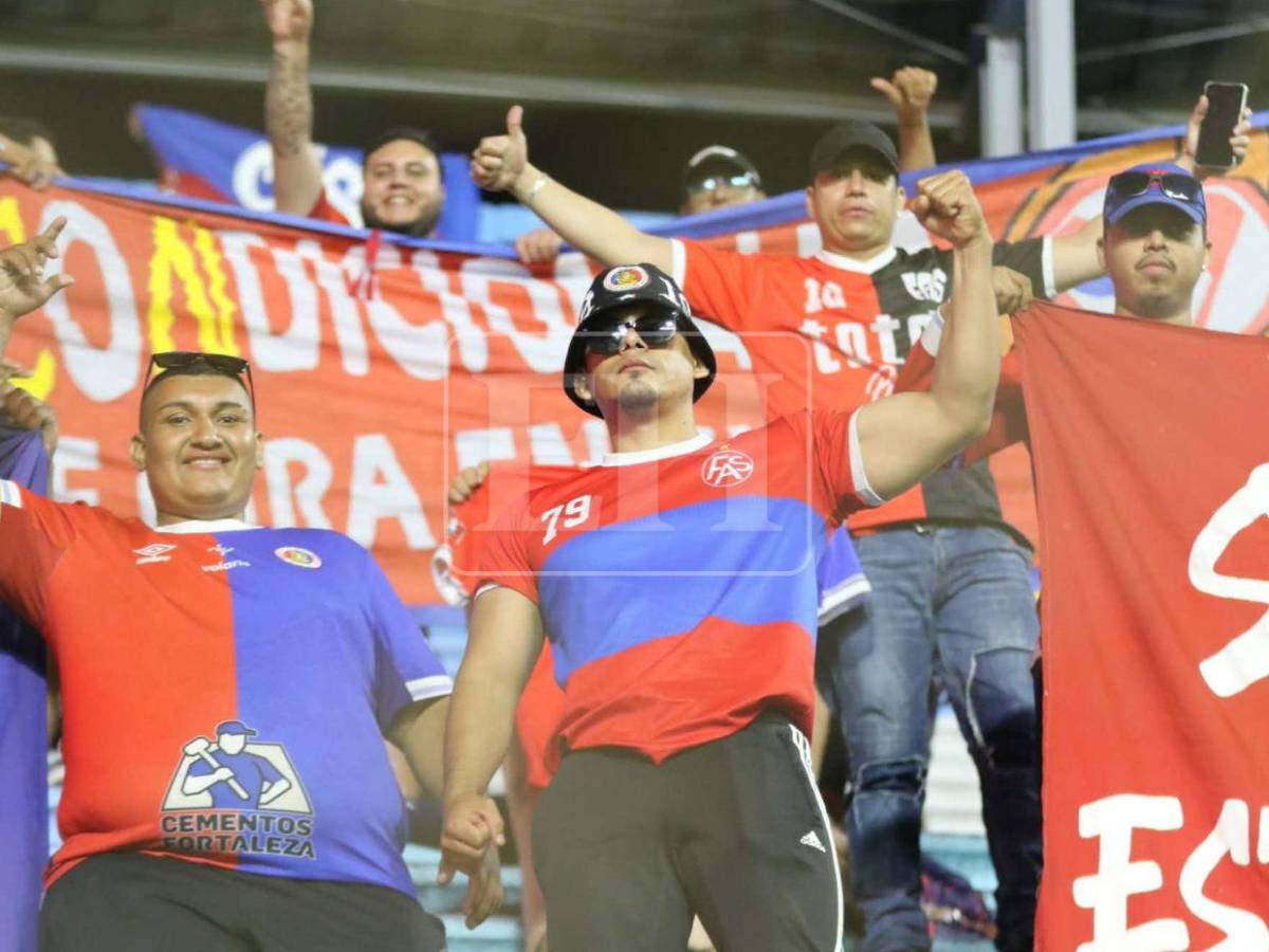 Motagua vs FAS: barra salvadoreña denuncia lo que le hicieron y, ¿quién es la bella chica?