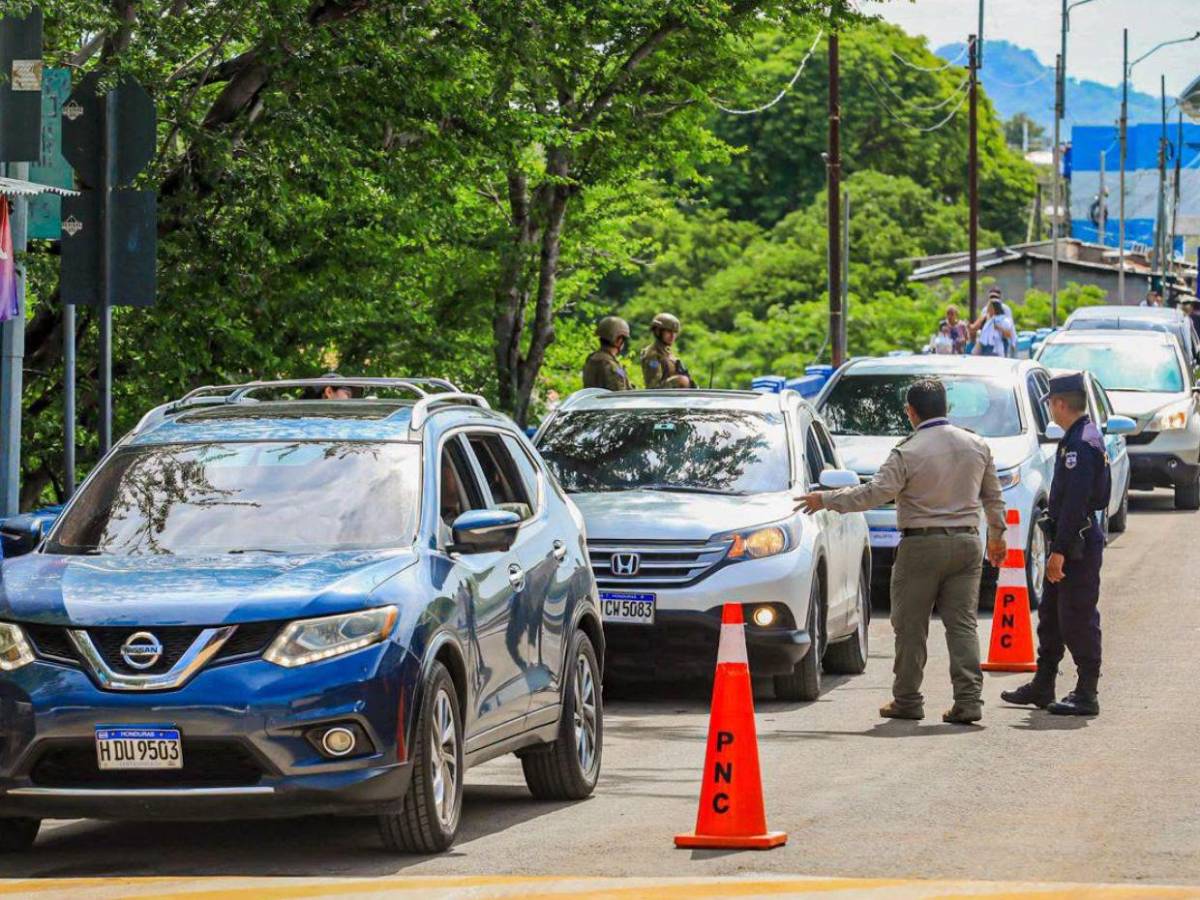 ¡Hasta diputados se fueron! Miles de hondureños vacacionan en El Salvador