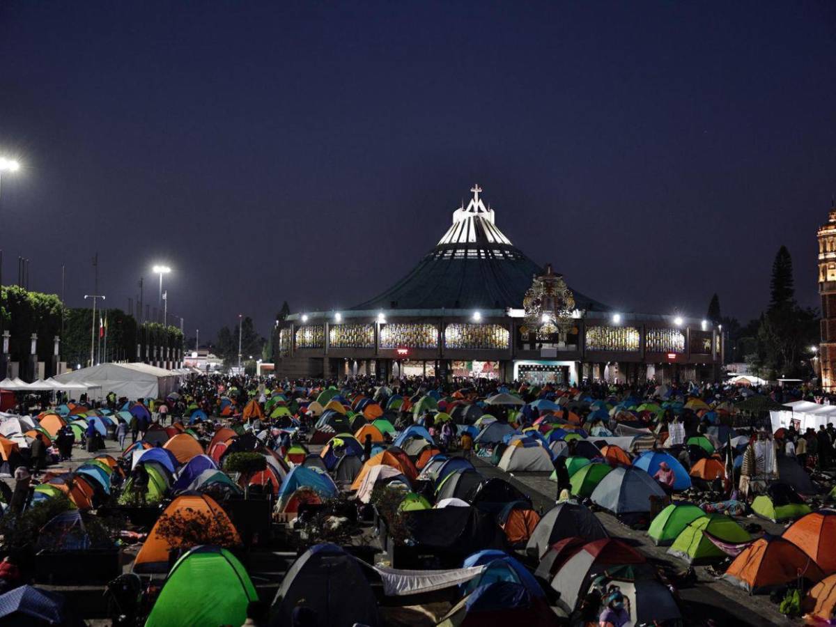Entre rezos y promesas llegan peregrinos al templo de la Virgen de Guadalupe
