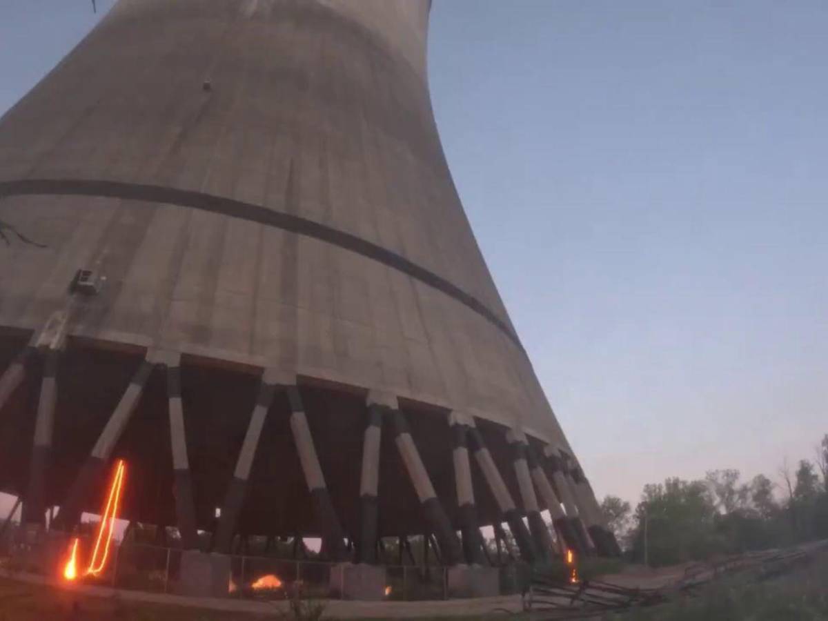 En segundos derriban la torre de la fallida planta nuclear de Hartsville, Tennessee