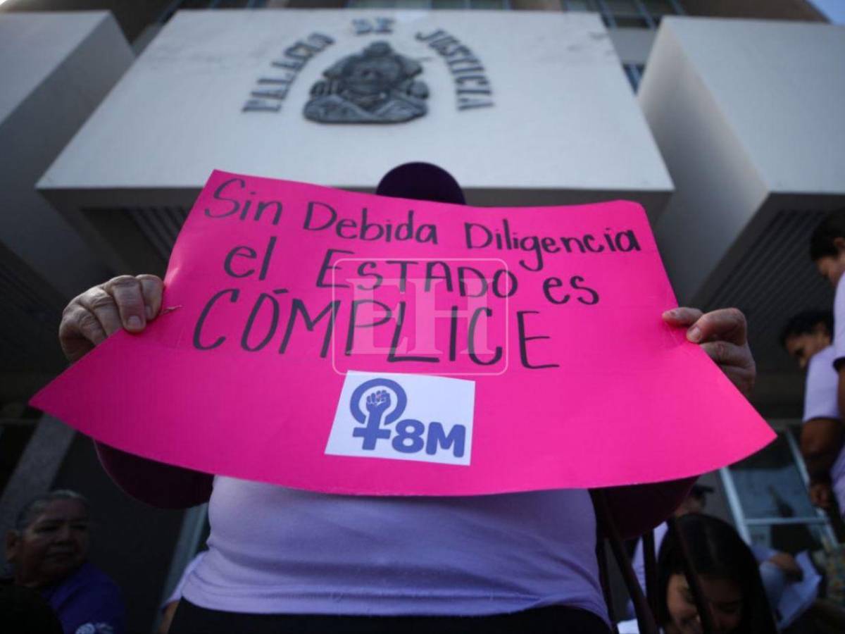 Colectivos feministas exigen justicia en los casos de femicidios frente a la Corte Suprema