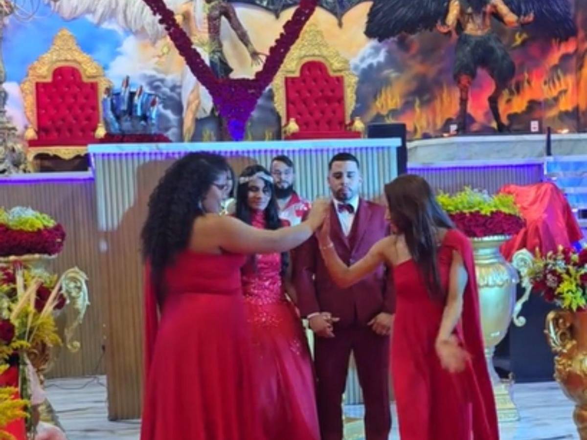 Alabanzas y bendición: así fue la primera boda en la Iglesia de Lucifer