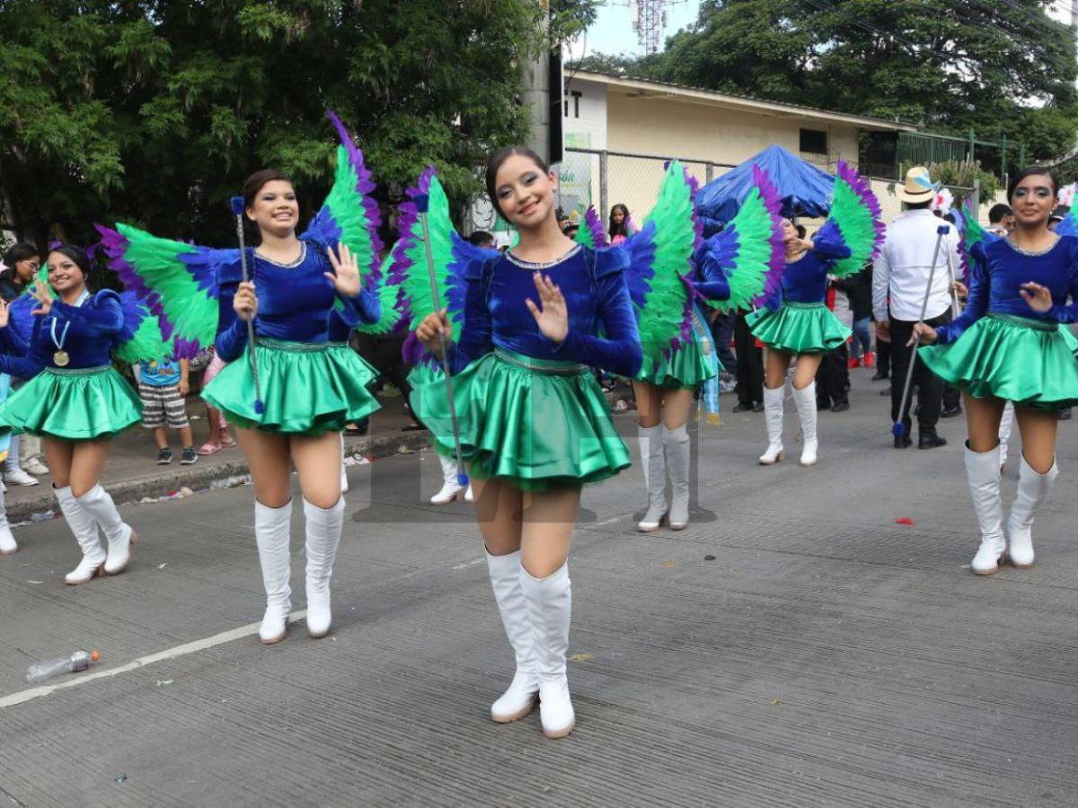 Extravagantes e inusuales: los curiosos vestuarios en los desfiles patrios 2025