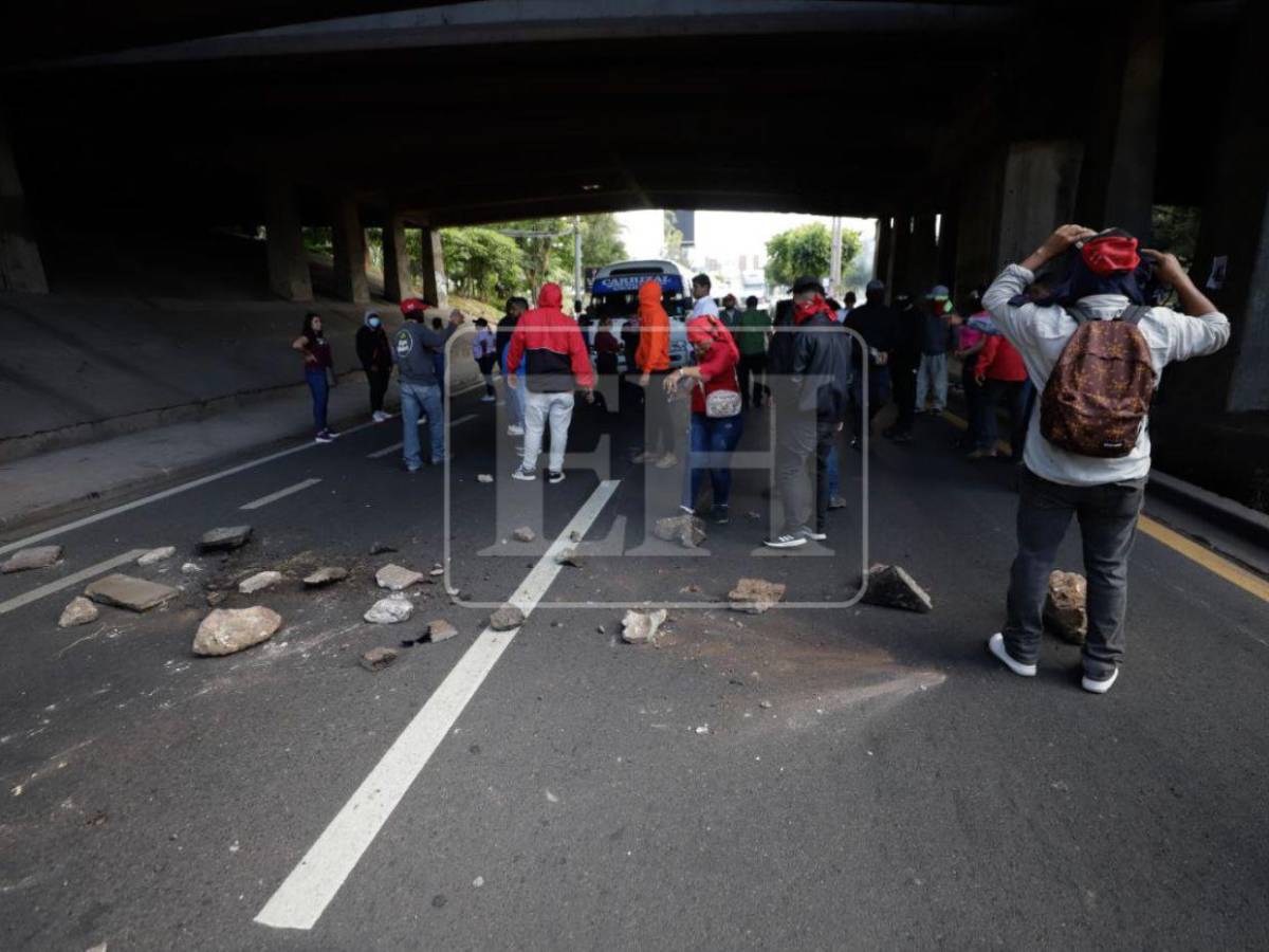 En fotos: con puñetazos y patadas, militantes de Libre atacan a motociclista cerca del CLE