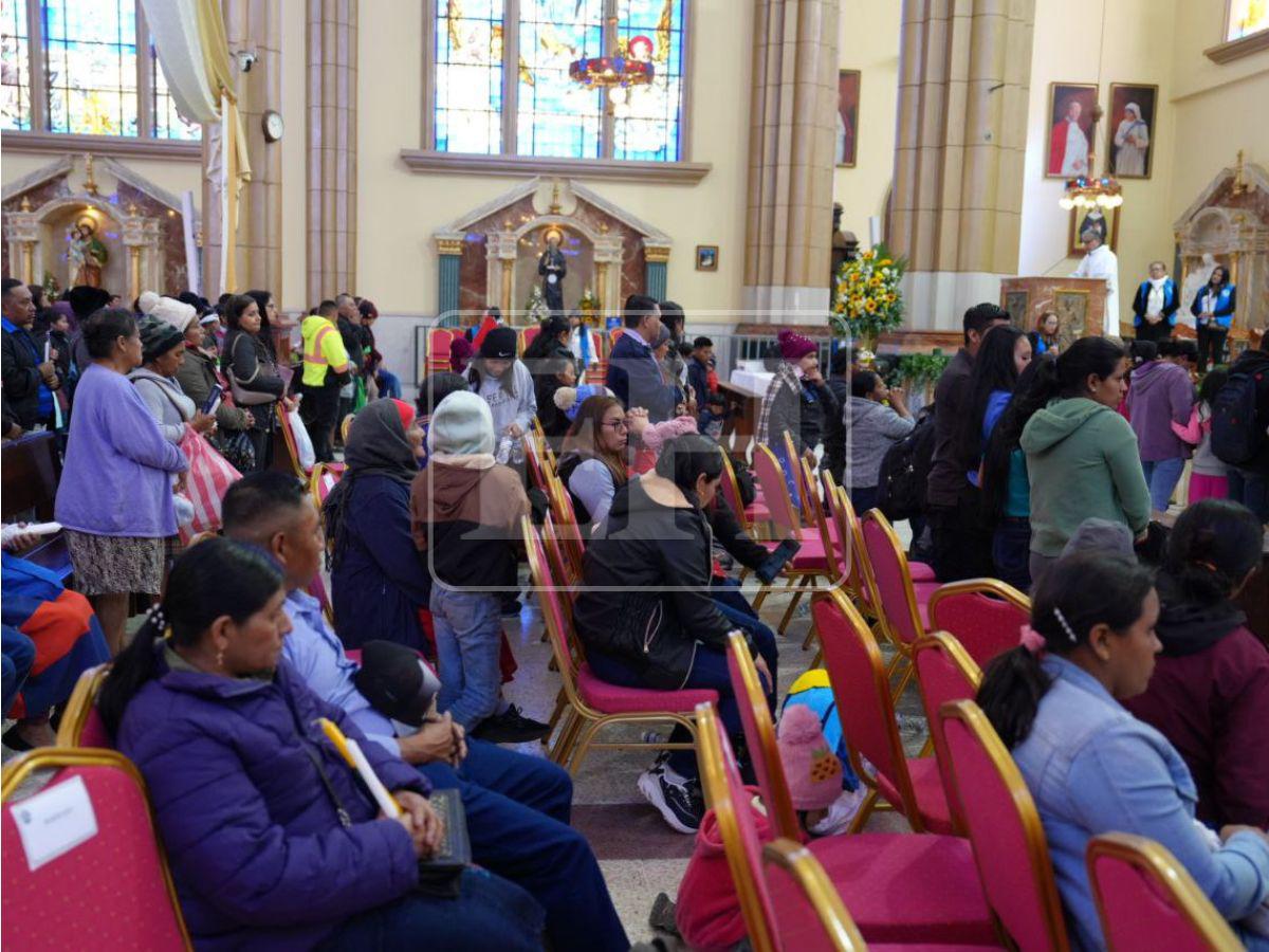 Ofrendas florales y velas: feligreses llegan para el aniversario de la Morenita