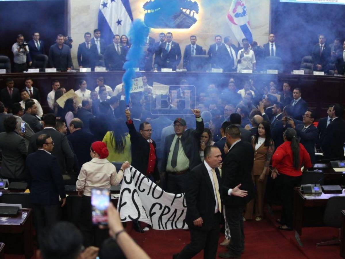 Caídas, empujones y humo: así se vivió aprobación de denuncia para juicio político a Johel Zelaya