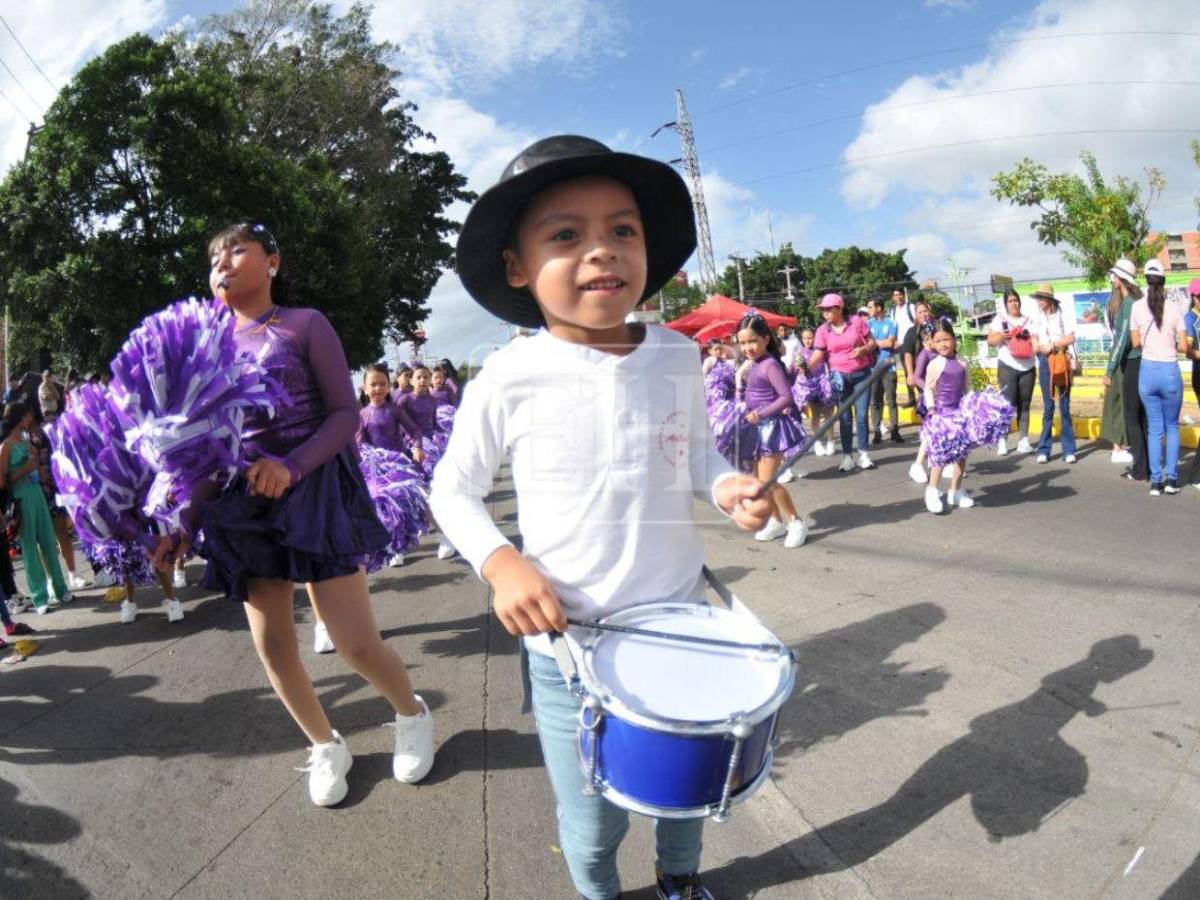Bandas y palillonas engalanan los desfiles escolares en Tegucigalpa
