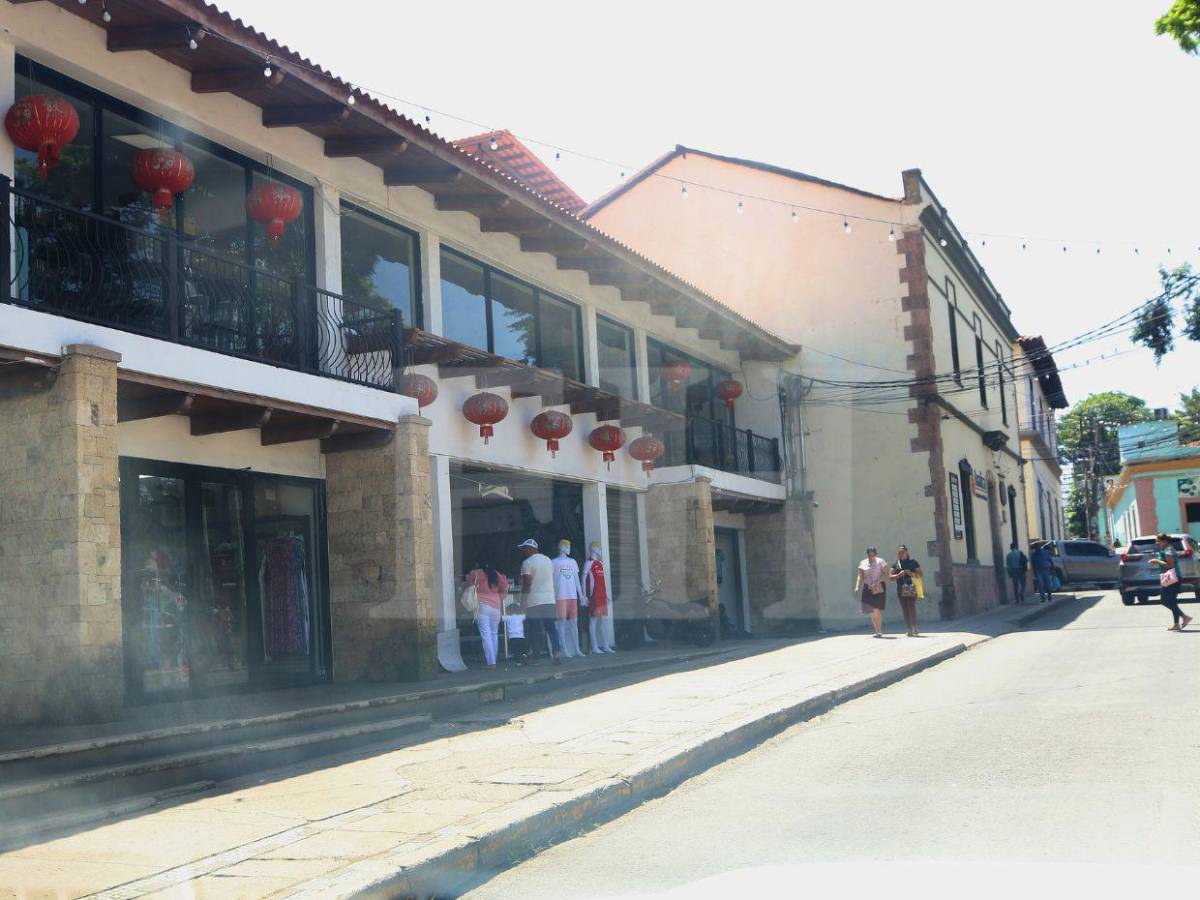 Competencia desleal: Comercios chinos van ganando terreno en la capital