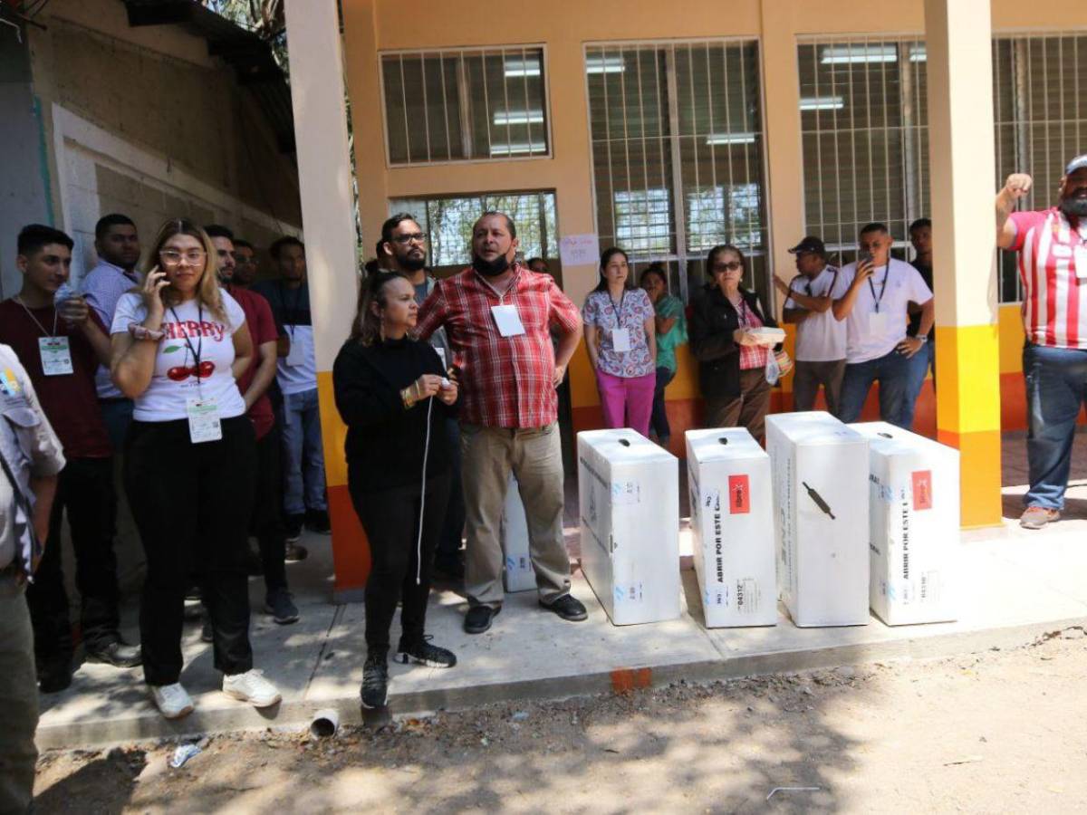 Después de 5 horas, maletas electorales llegan a la Escuela República de Nicaragua