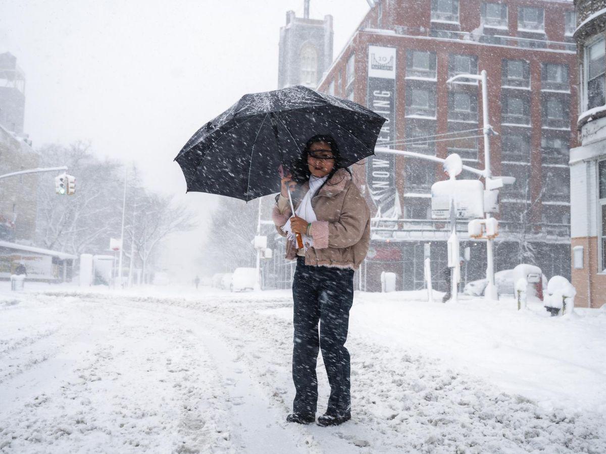 Histórica ventisca en Nueva York deja 30 cm de nieve y batalla en parques