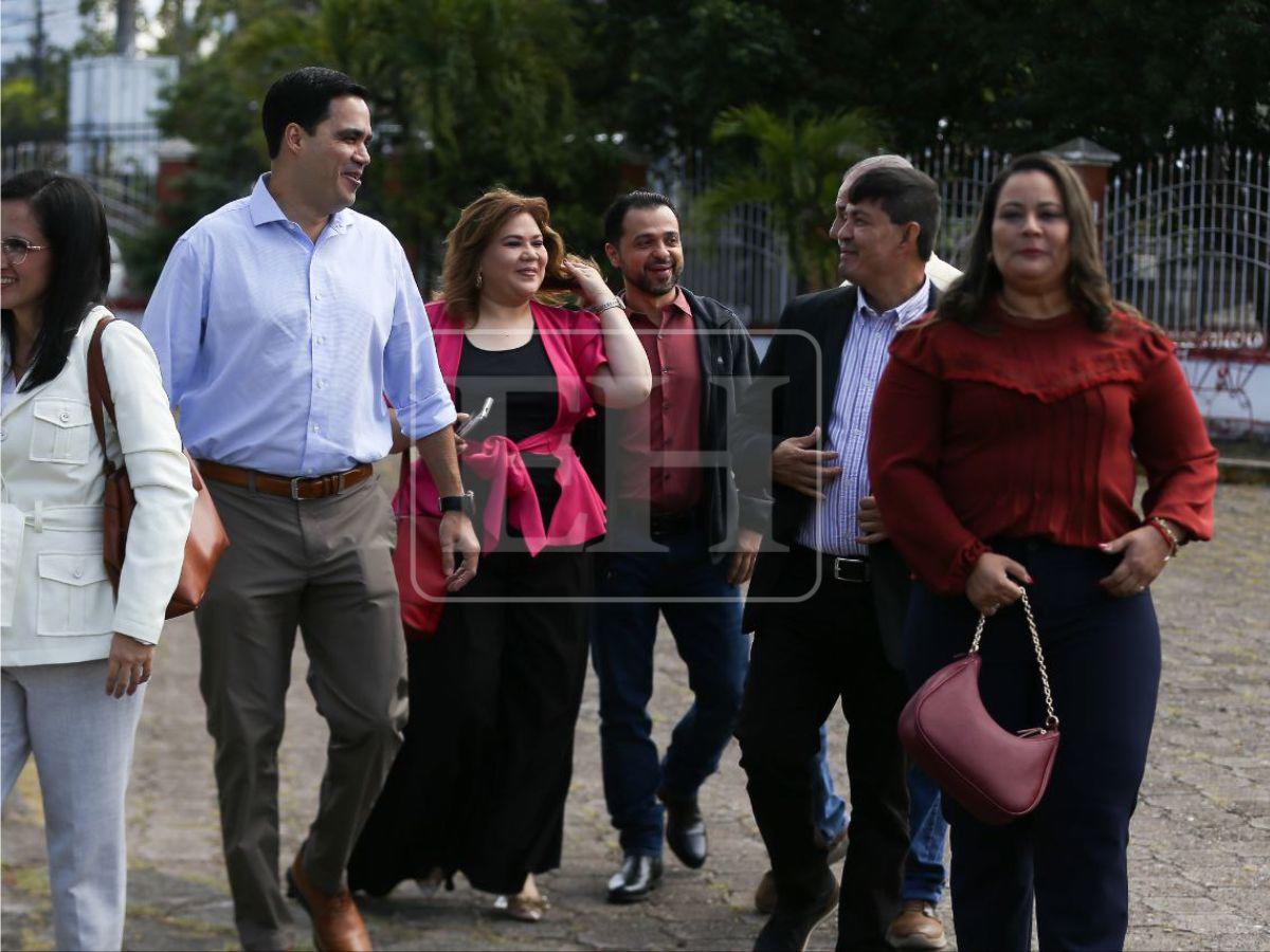 Diputados propietarios y suplentes del PL llegan a la sede para reclamar su credencial