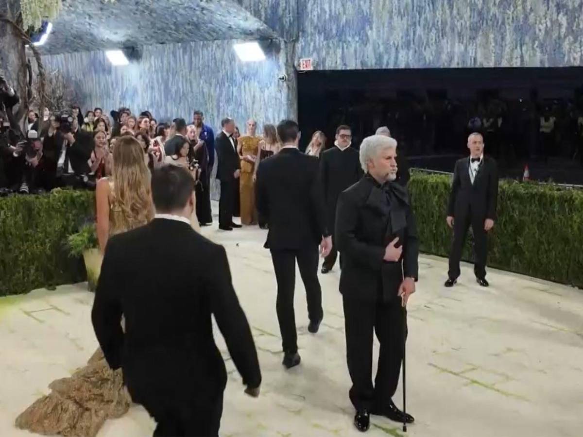Como anciano, Bad Bunny cautiva con su yo del futuro en Met Gala