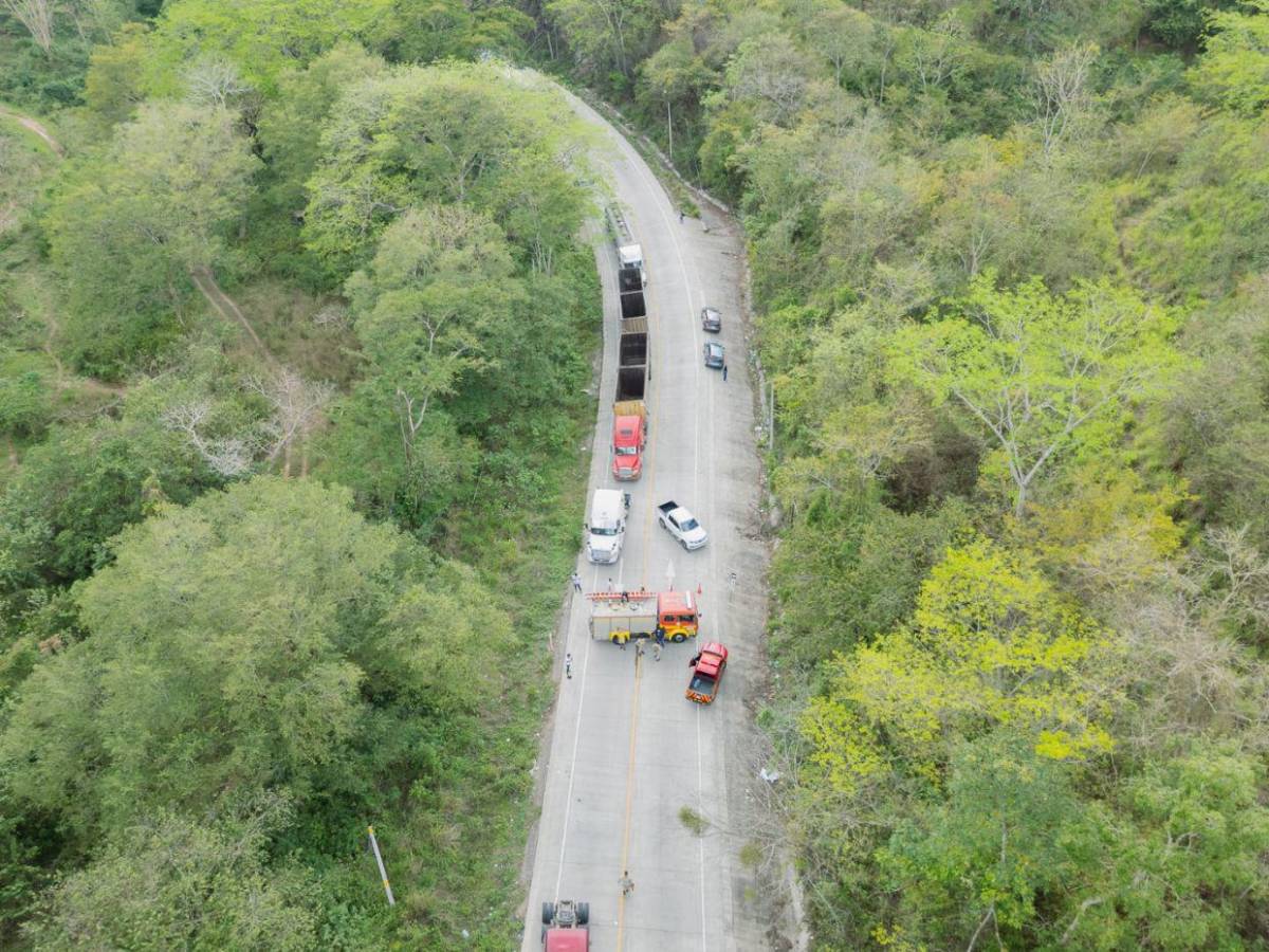 Cianuro esparcido, labores de limpieza y sin paso: fotos aéreas del accidente en Quimistán