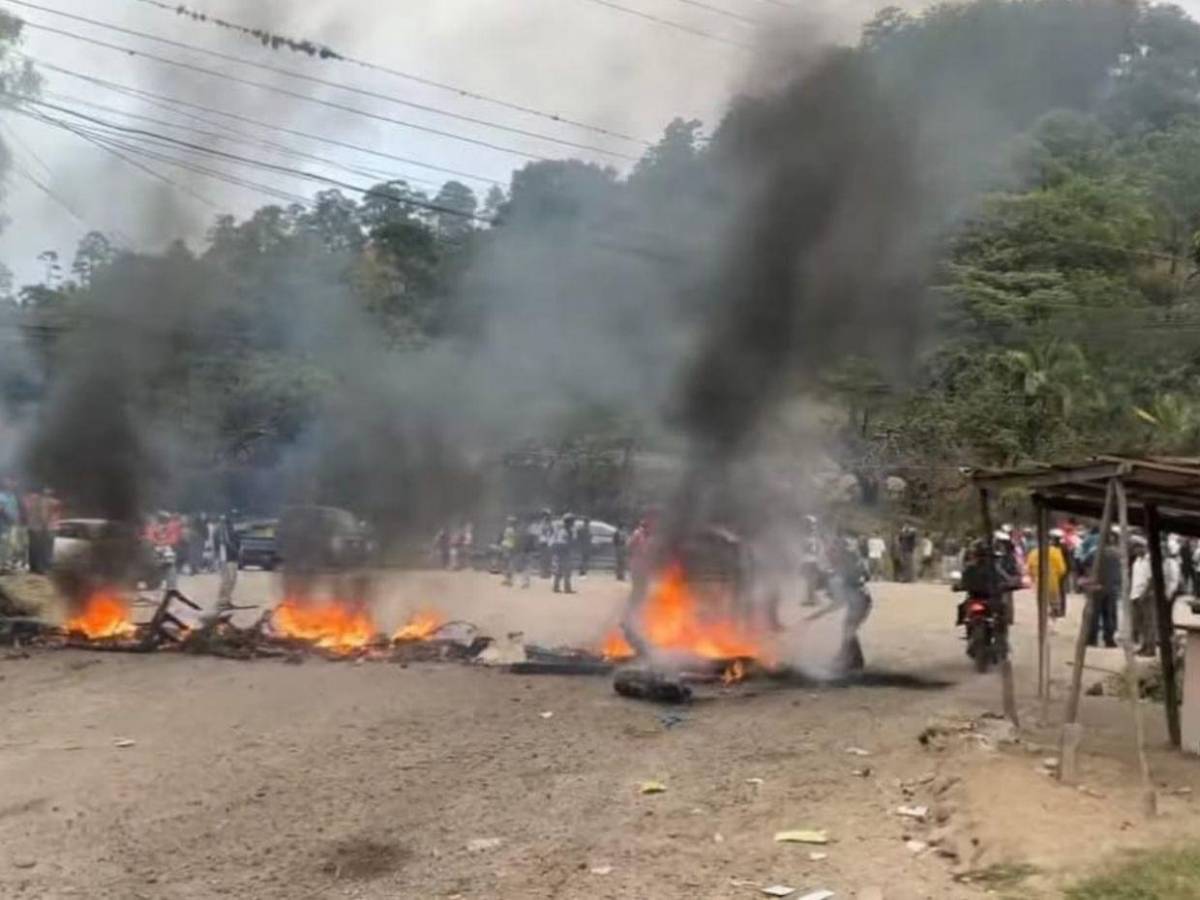 Él ganó: imágenes de caótica protesta de colectivos de Libre en la salida a Olancho