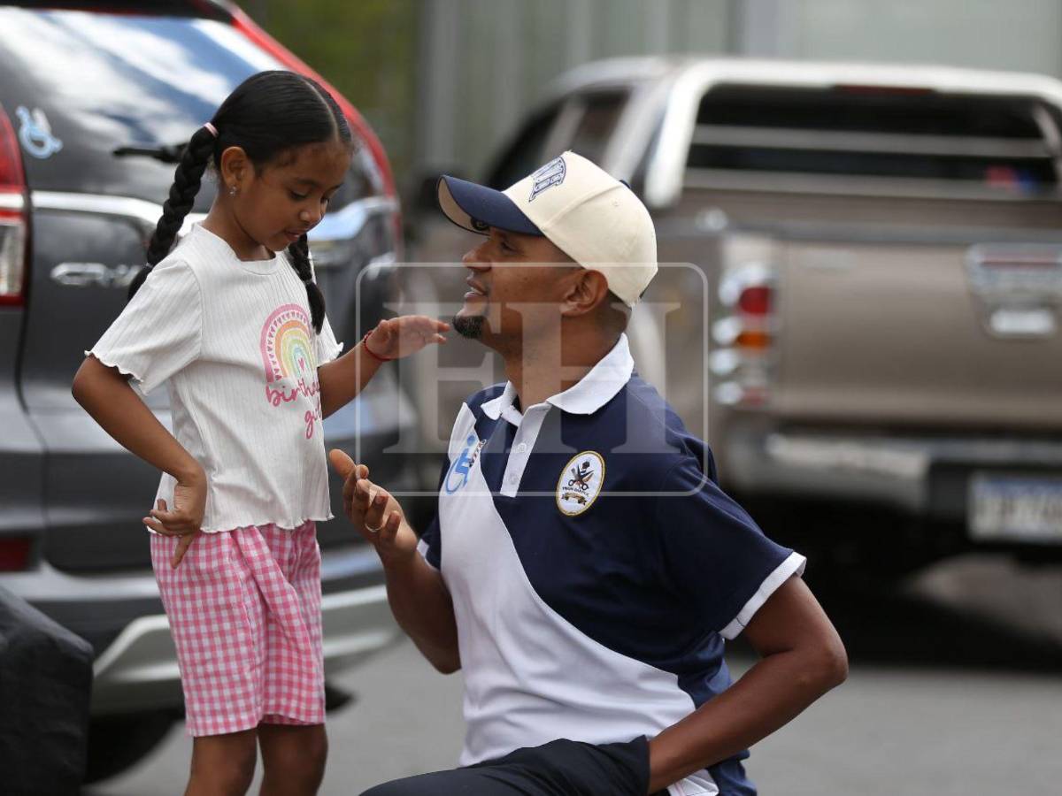 ¿Necesita un corte gratis? José Trejo ofrece sus servicios a pacientes del Hospital Escuela