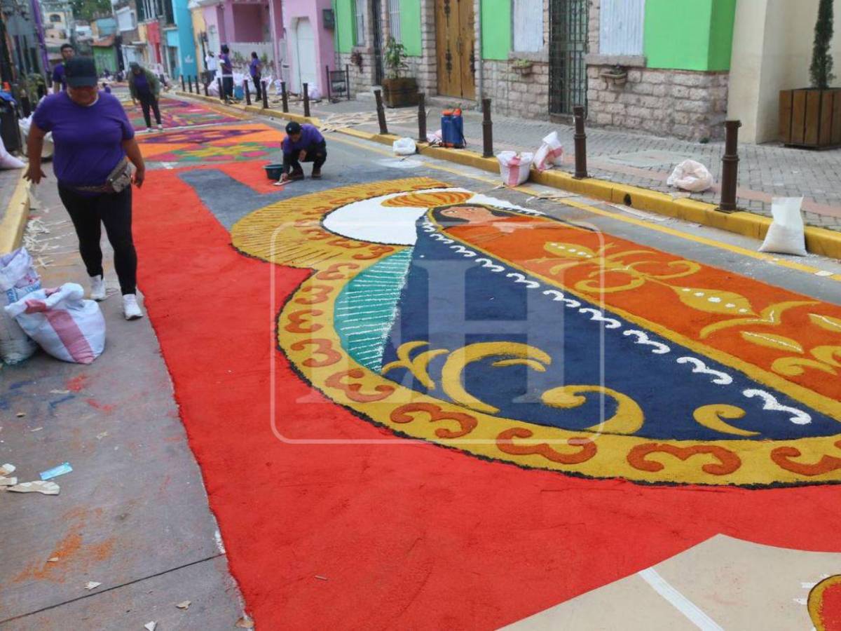 Arte, fe y devoción: Avenida Cervantes luce colorida con las alfombras de aserrín