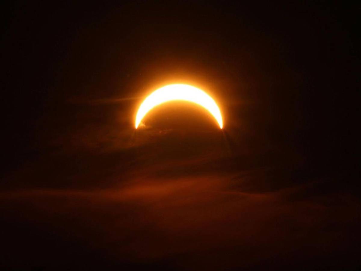 En fotos: el cielo de Portugal se oscurece y deja ver el espectáculo del eclipse solar