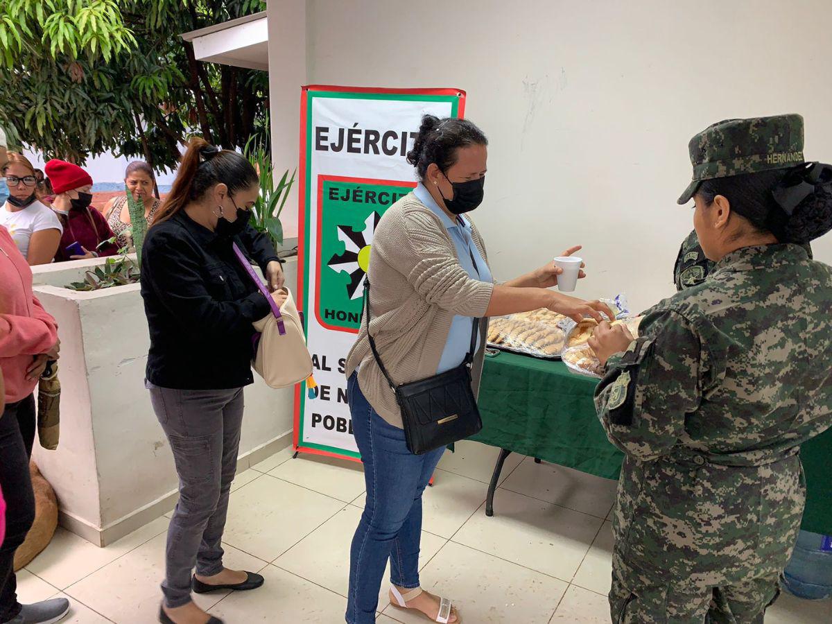 Brigadas, agua y charlas, en la labor social que realiza el Ejército