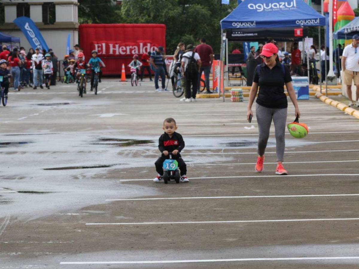 A Jayson Andre Lagos nada lo para en la Vuelta Ciclística Infantil 2025