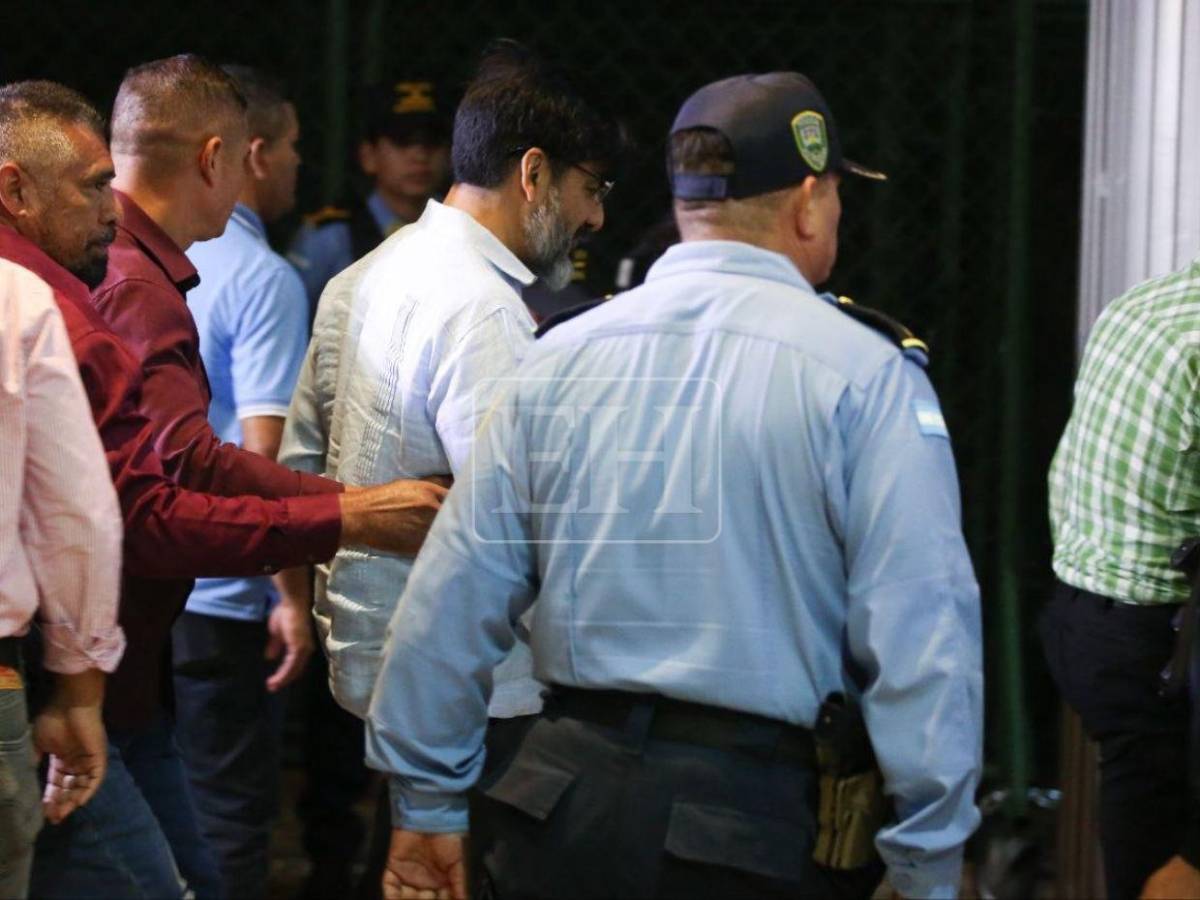 Con el puño en alto y con una sonrisa: así salió Johel Zelaya del Congreso