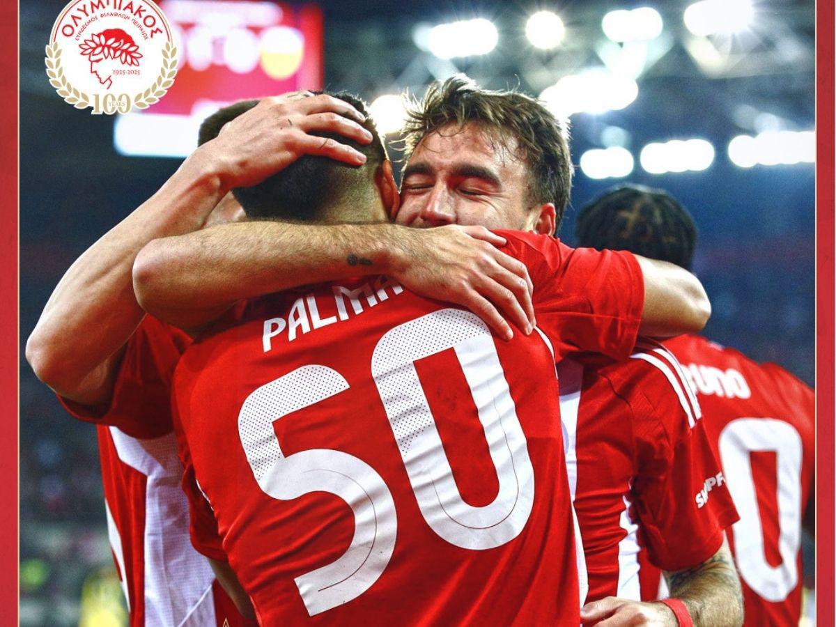 Luis Palma anota su primer gol con el Olympiacos y lo celebra frente a jugador mexicano