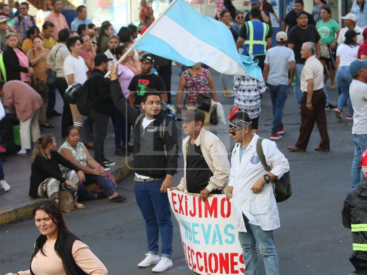 Colectivos de Libre presentes en bajos del Congreso Nacional tras convocatoria de Redondo