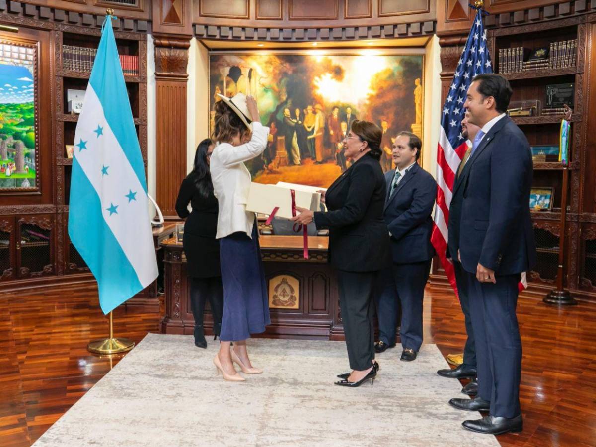 ¿Qué le regaló Xiomara Castro a Kristi Noem, secretaria de Seguridad Nacional de EE UU?