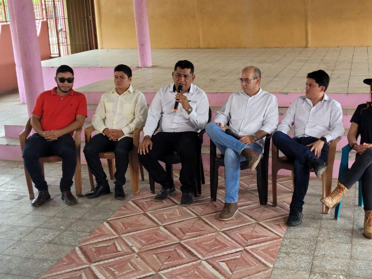 Ministro de la SIT se reúne con las autoridades locales de Los Amates, Valle