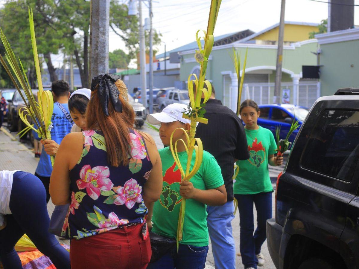 Con cantos y palmas en manos, feligreses conmemoran el Domingo de Ramos