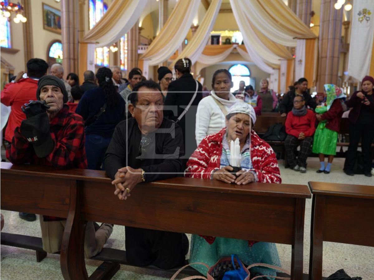 Ofrendas florales y velas: feligreses llegan para el aniversario de la Morenita