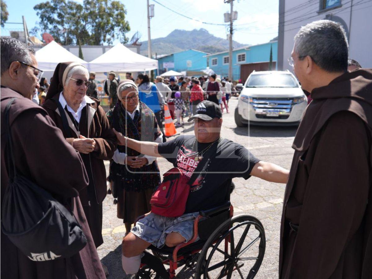 Ofrendas florales y velas: feligreses llegan para el aniversario de la Morenita