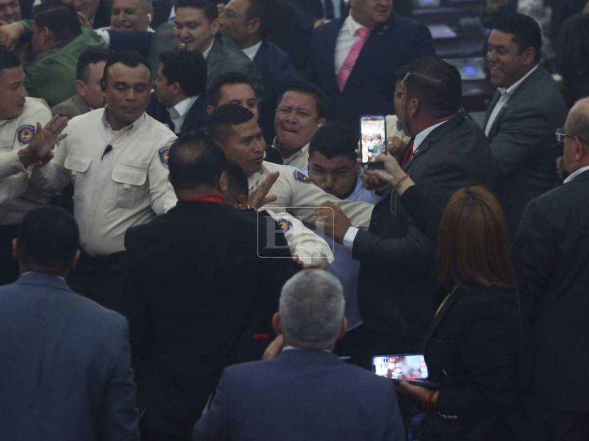 Caídas, empujones y humo: así se vivió aprobación de denuncia para juicio político a Johel Zelaya