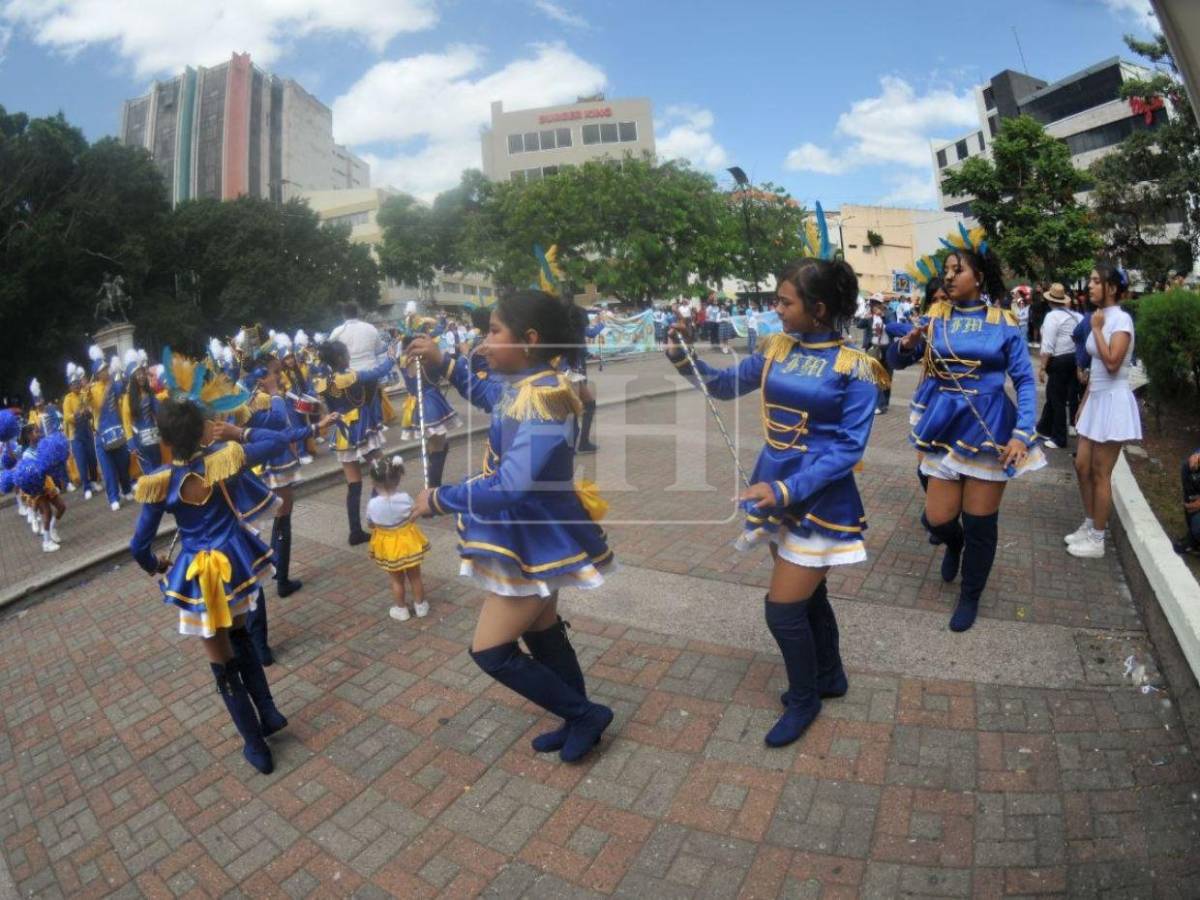 Bandas y palillonas engalanan los desfiles escolares en Tegucigalpa