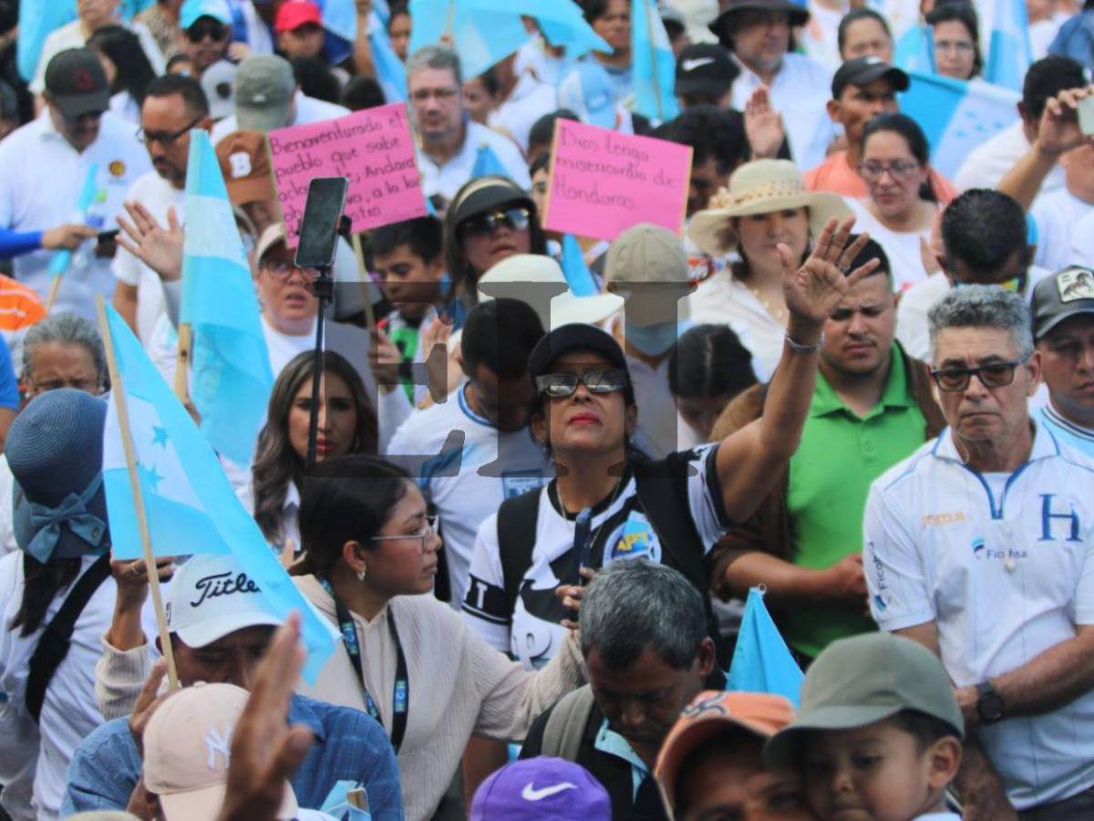 Con oraciones, cánticos y lágrimas finaliza la caminata de las iglesias en Tegucigalpa
