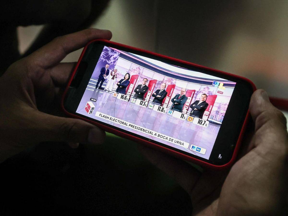 Retrasos, falta de material y ciudadanos sin sufragar: Perú extiende votaciones hasta el lunes