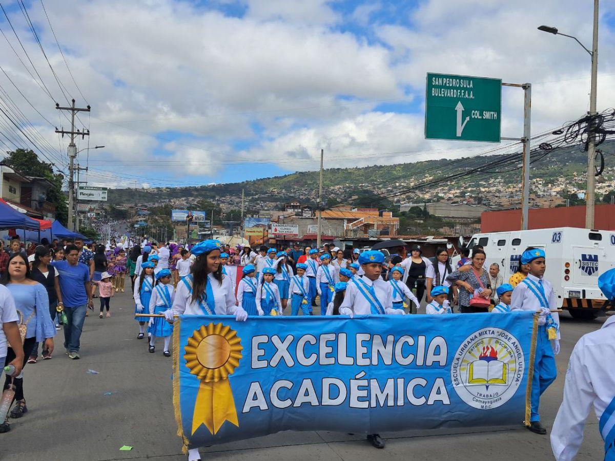 Los pequeñines que dan la milla extra también llenan de orgullo y excelencia los desfiles