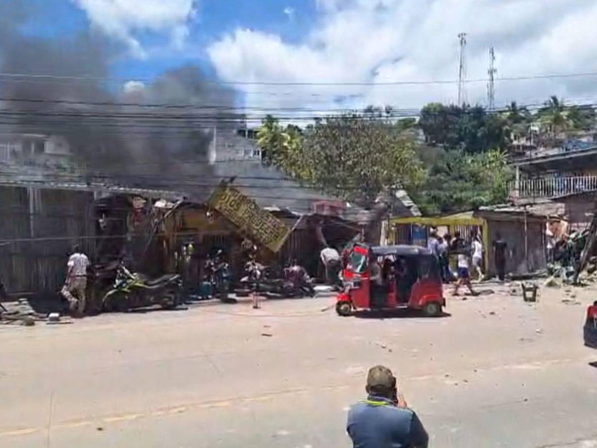 Las primeras imágenes de volcamiento de volqueta que dejó varios muertos en Villa Nueva