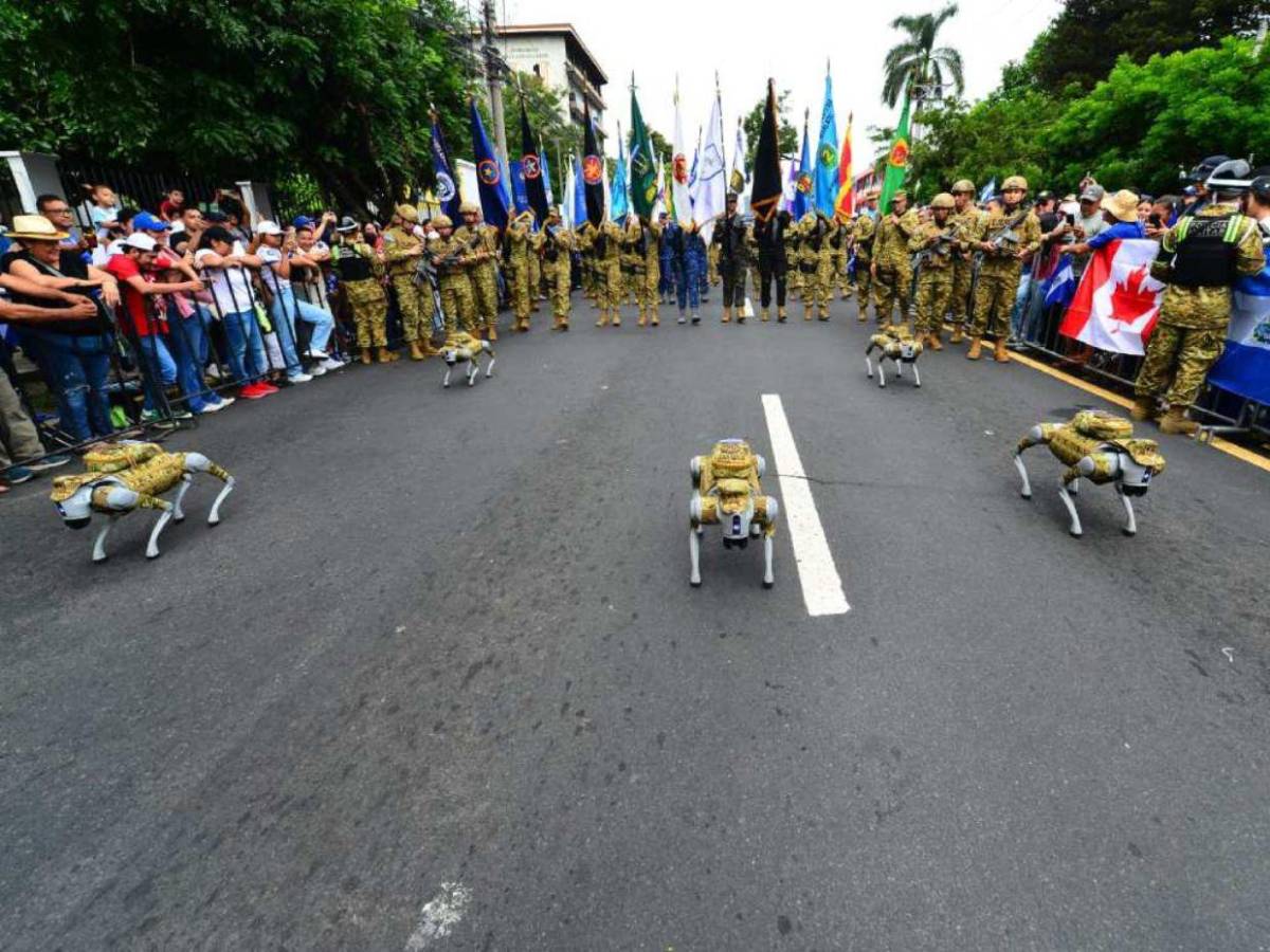FOTOS: Perros robot sorprenden durante desfile de Independencia en El Salvador