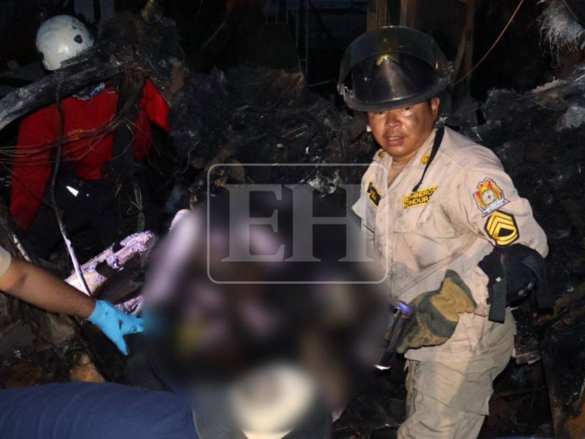 Totalmente carbonizado: Momento en que remueven el cuerpo del conductor de volqueta en Villa Nueva