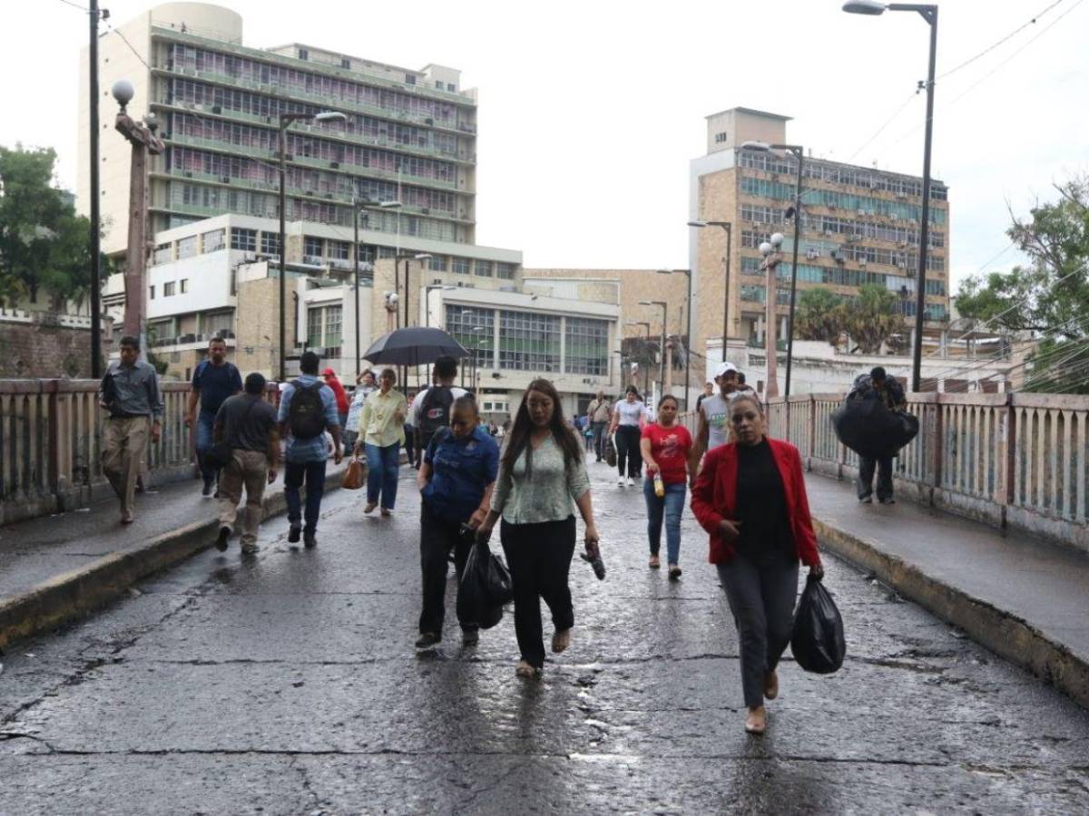 Inundaciones y toneladas de basura dejan las lluvias de este martes en la capital