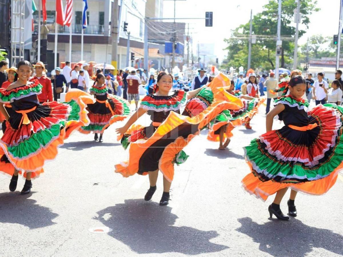 Escuelas inundan de color y fervor patriótico las calles de San Pedro Sula