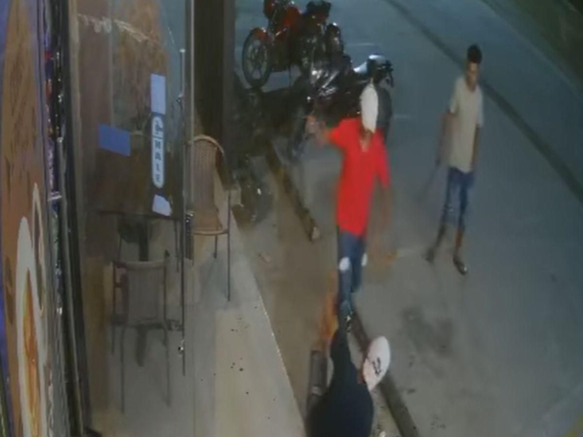 Cámaras captan asesinato a machetazos de un hombre en Colón: lo sacaron con engaños de una tienda