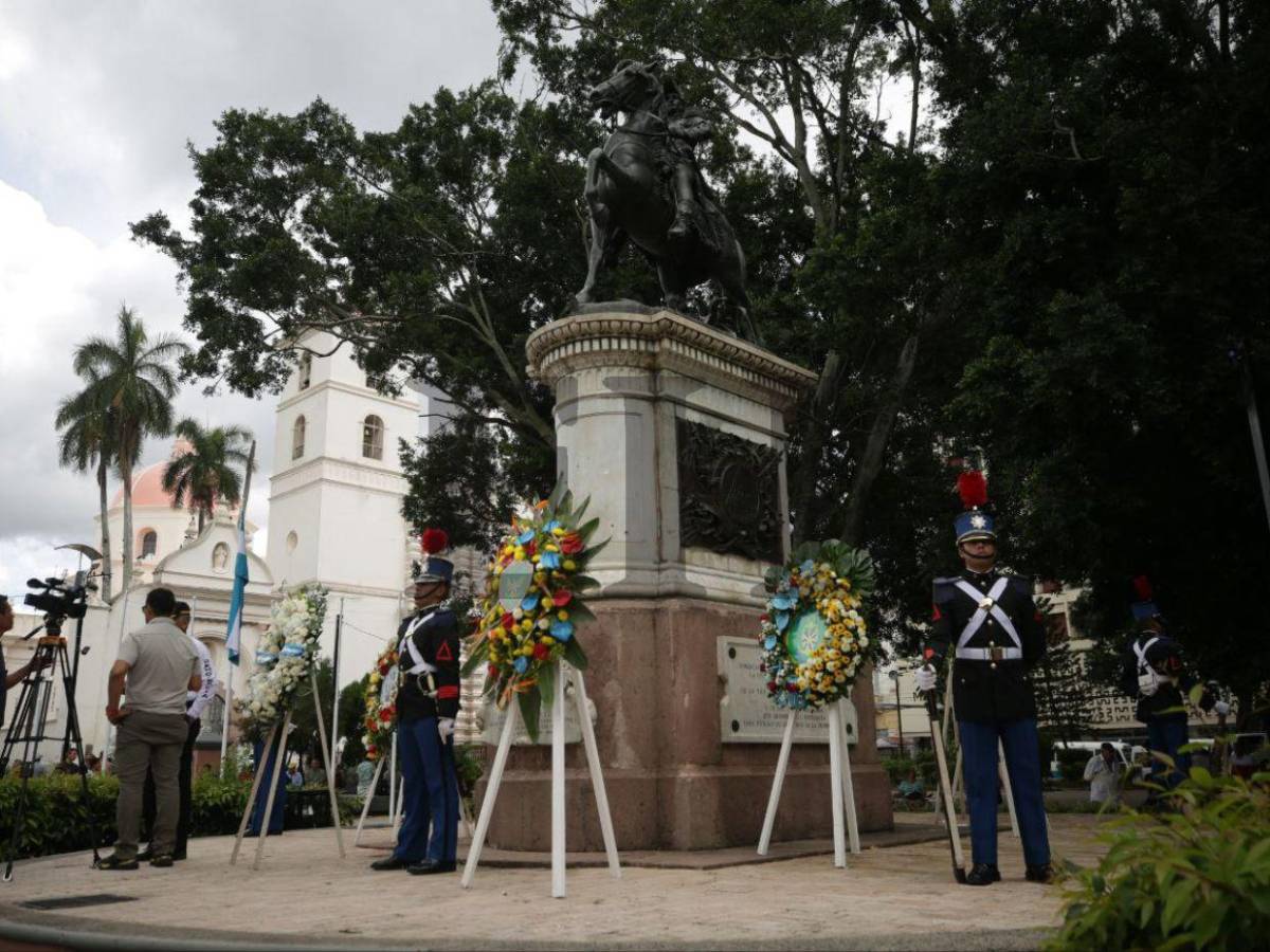 Con guardia de honor y ofrendas florales, conmemoran el Día del Soldado Hondureño