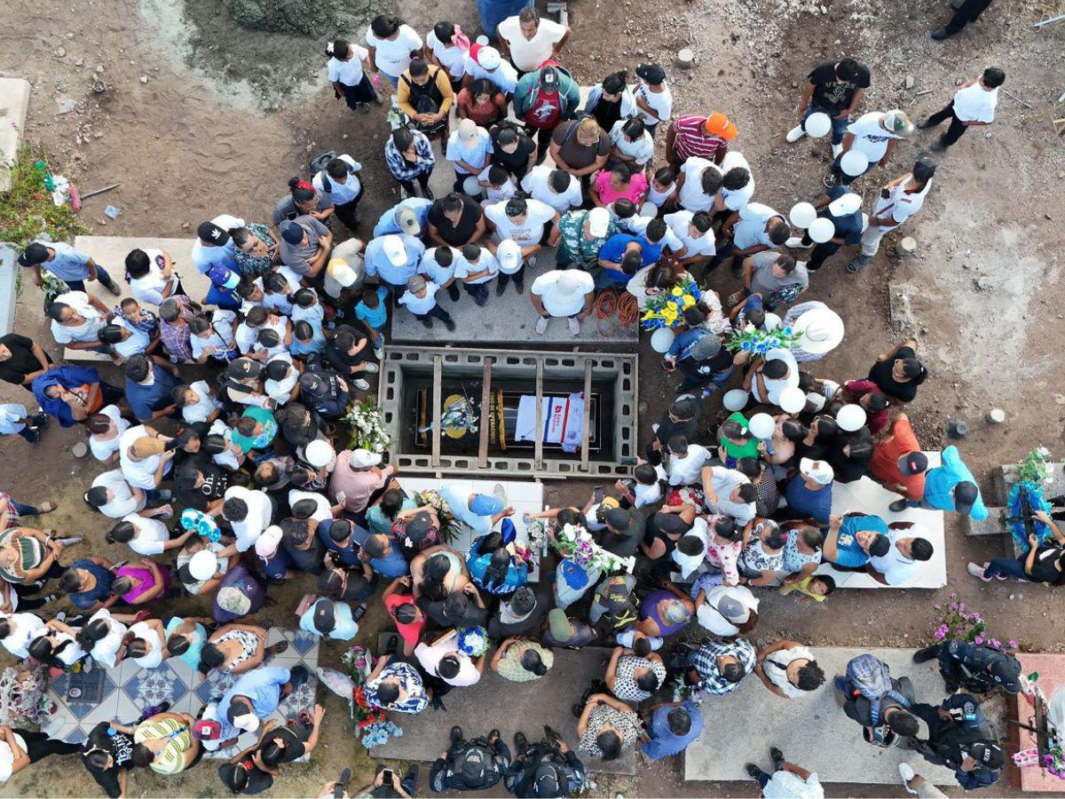 Con una camisa del Olimpia sobre el ataúd: así despidieron a policía que murió en enfrentamiento