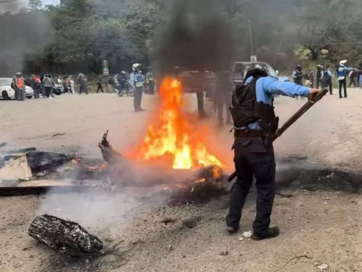 Él ganó: imágenes de caótica protesta de colectivos de Libre en la salida a Olancho